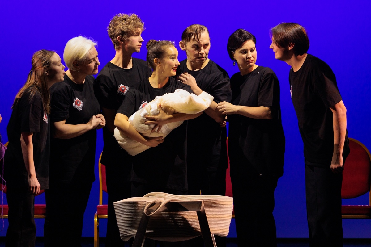    Артисты театра Ad Liberum и маленький Костя. Фото: «Республика» / Михаил Никитин