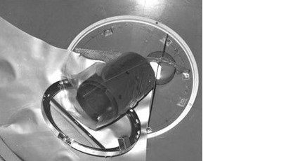 Дефлектор в макете бака лунного модуля. Тонкие стенки цилиндрического дефлектора позволяли свернуть его и вставить через отверстие диаметром 6 см в основании бака. 