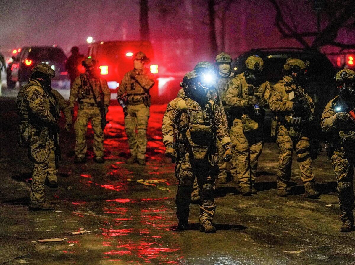    Сотрудники правоохрательных органов на месте происшествия, где сотрудник службы иммиграционной полиции (ICE) застрелил нелегала в Миннеаполисе | © REUTERS / Ryan Murphy