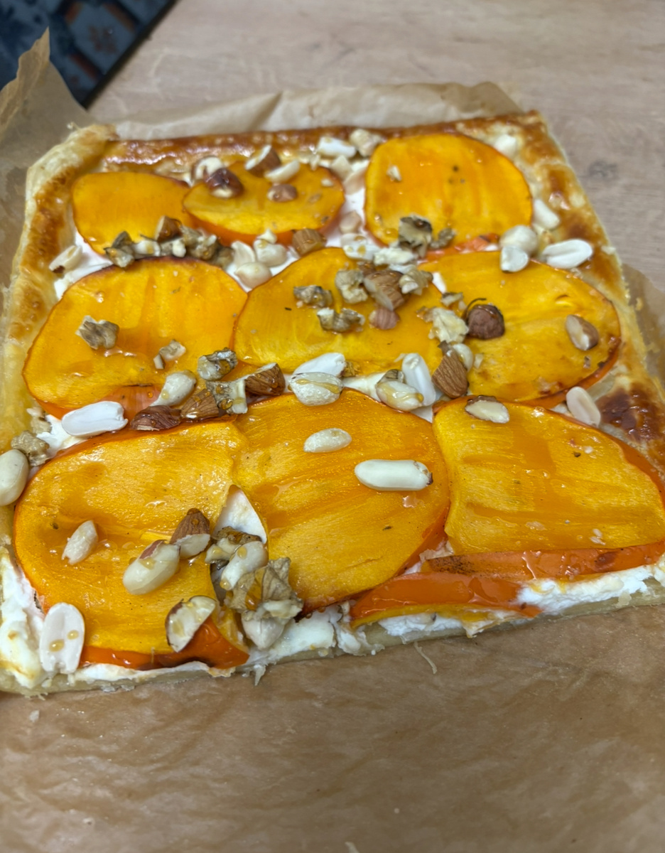 Кулинарный эксперимент со слоеным тестом, рикотой, хурмой, орешками и мёдом. Не так, чтобы ах, но было интересно 😋