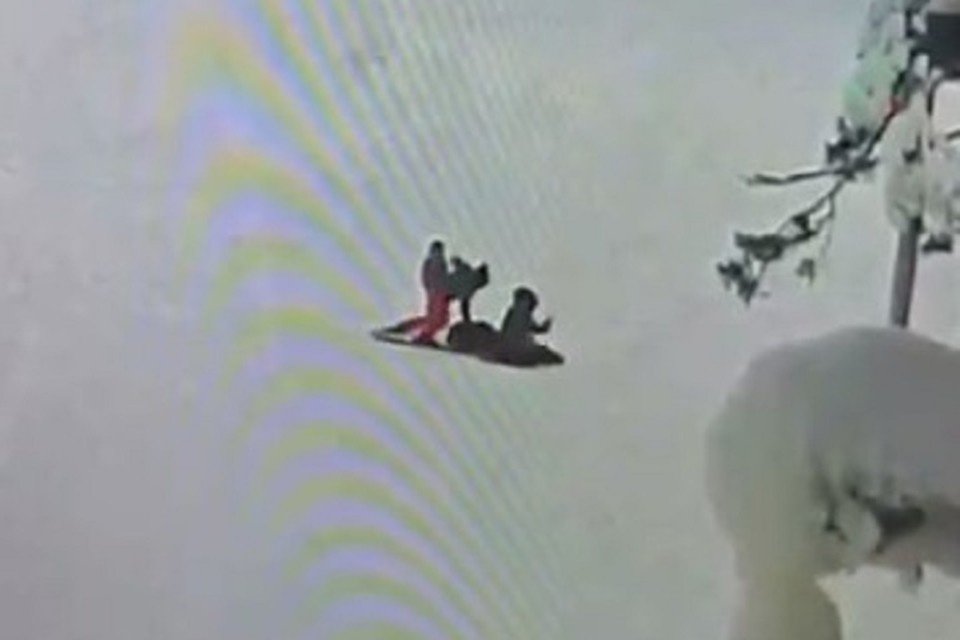    Мужчина наносил ребенку не меньше 10 ударов. Фото: скриншот видео