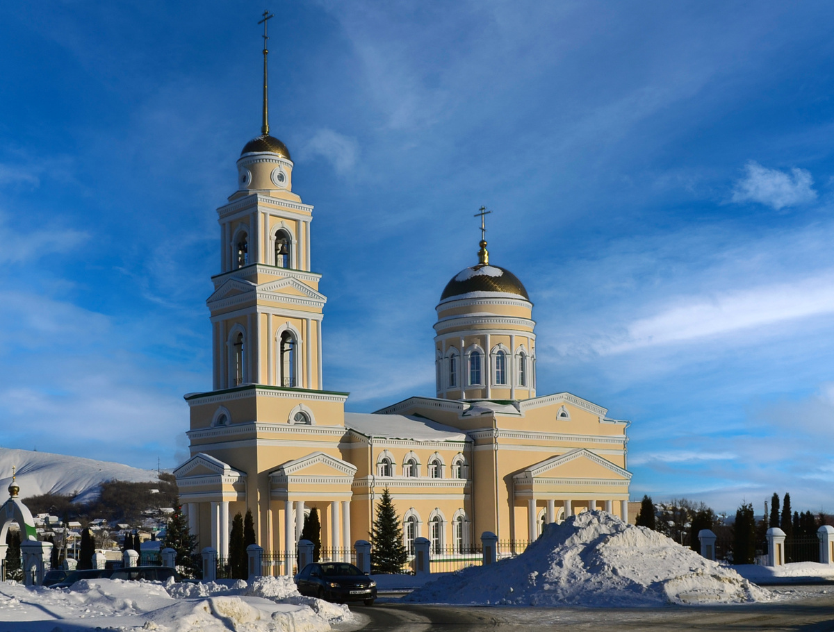 На площади "Свободы" горы снега, который ещё предстоит вывезти.