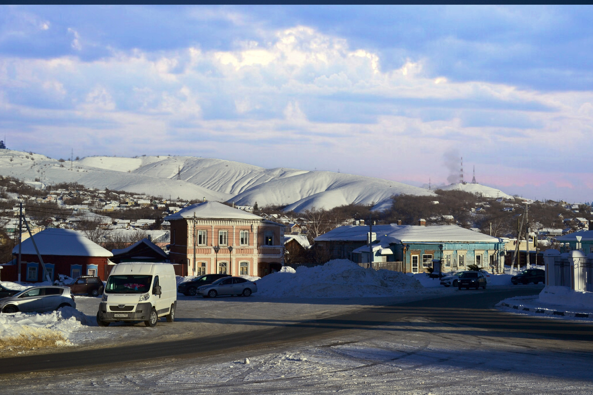 Горы снега находятся во многих уголках города.
