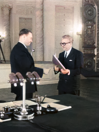 Председатель Президиума ВЦСПС Василий Кузнецов и руководитель международного Движения сторонников мира Ив Фарж (слева направо), 9 марта 1950 года