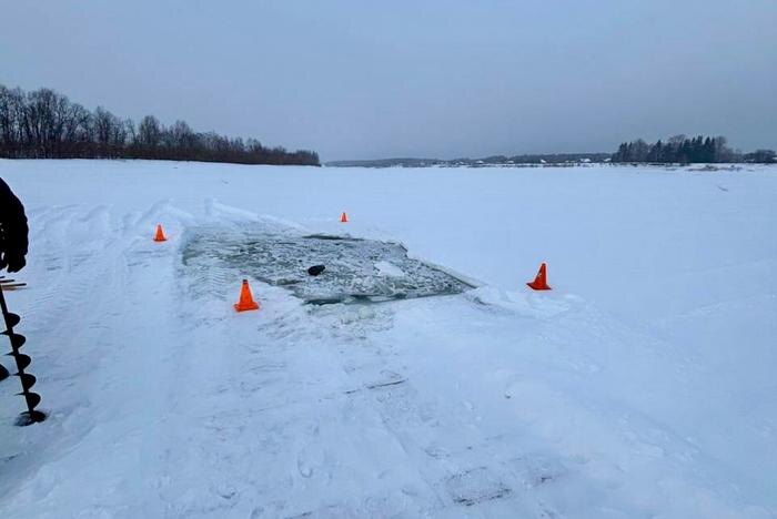 В Омской области водитель провалился под лёд вместе с трактором. Обложка © Telegram / Омская полиция