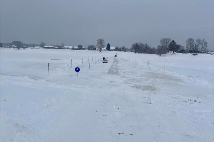 В Омской области водитель провалился под лёд вместе с трактором. Фото © Telegram / Омская полиция