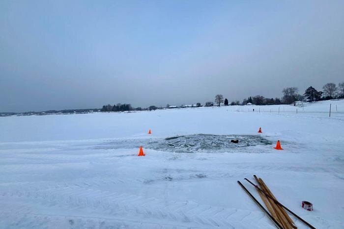 В Омской области водитель провалился под лёд вместе с трактором. Фото © Telegram / Омская полиция