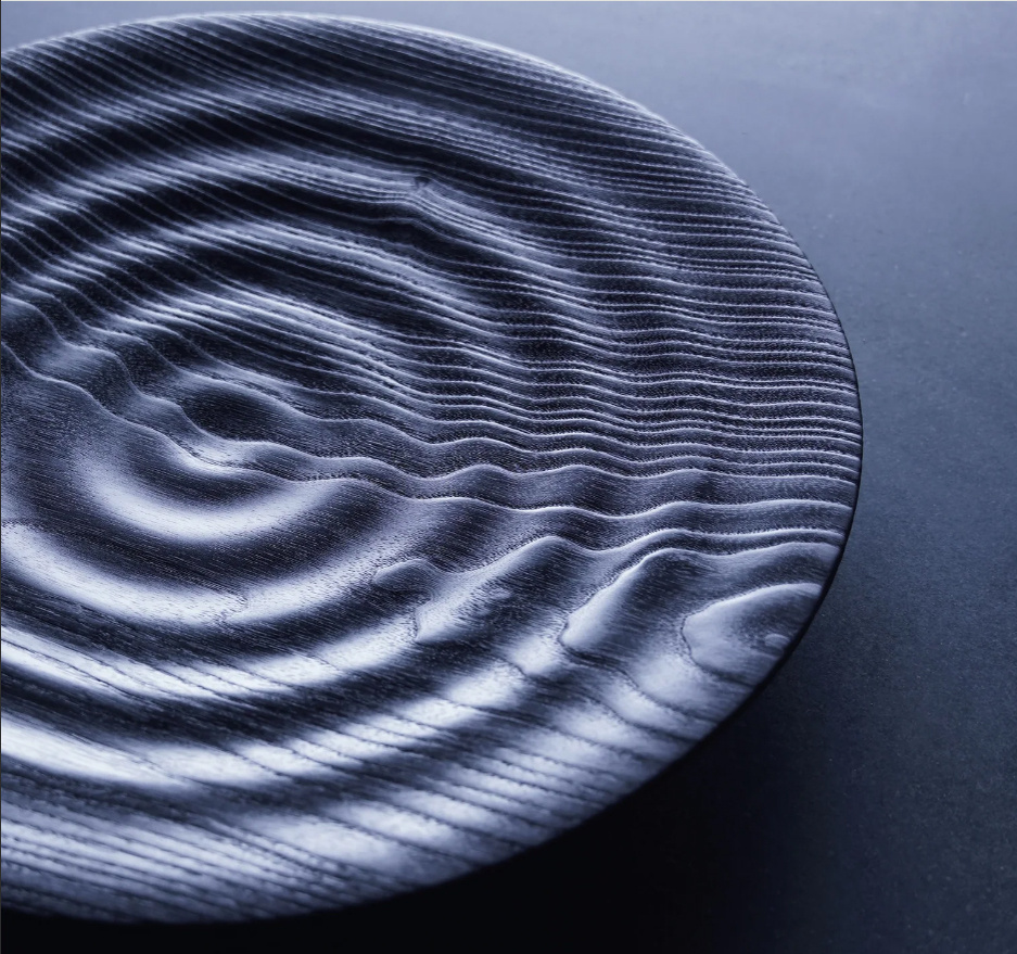 Эта тарелка из дерева напоминает круги, расходящиеся по воде. Фото из открытых источников.