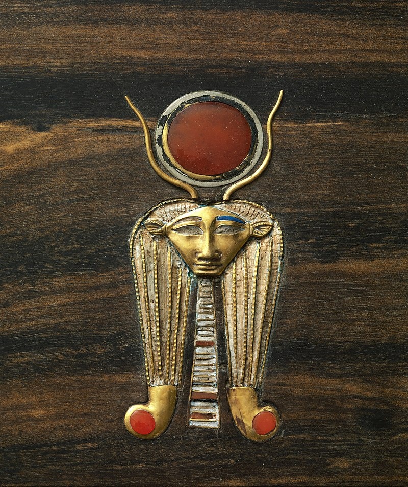 Инкрустация сундука с изображением анфас Хатхор из гробницы Сит-хатхор-юнет, XII династия (ок. 1887 −1813 годы до н. э.), Метрополитен-музей.