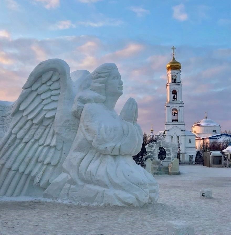 Ежегодно на территории Раифского Богородицкого монастыря проходит фестиваль "Лёд и свет", огромные снежные скульптуры словно ожившие страницы священных книг.