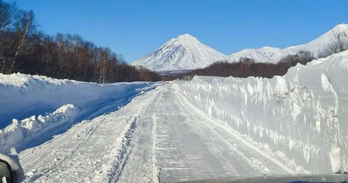 В ясную погоду дело с расчисткой дорог пошло веселее / Фото: телеграм-канал администрации Петропавловск-Камчатского городского округа