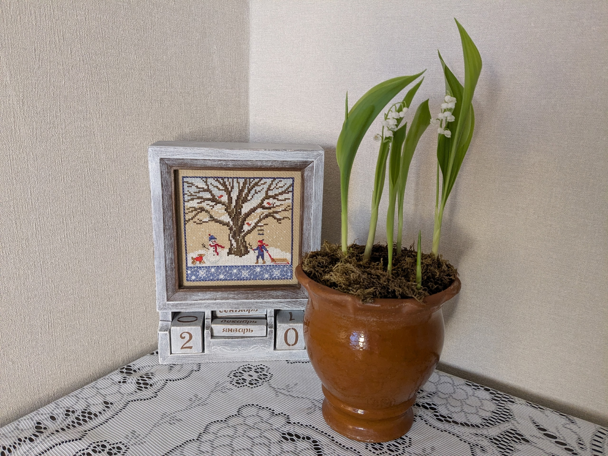 Ландыши на пике цветения среди зимы