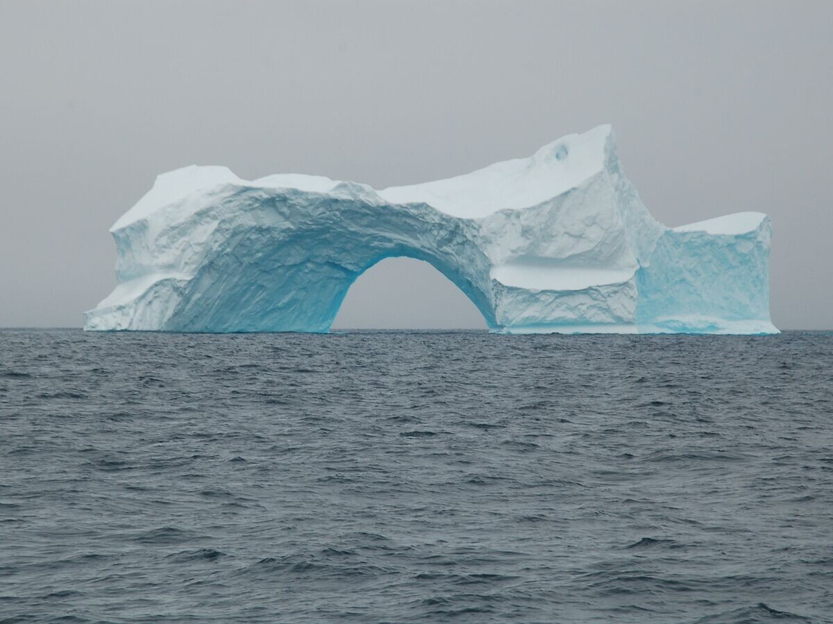    Айсберг в форме арки у берегов Гренландии© РИА Новости . Алла Викалюк