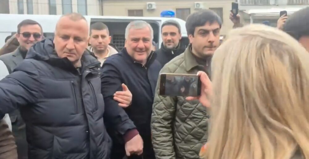 Бизнесмена Карапетяна доставили из СИЗО в особняк в Ереване после решения суда о продлении домашнего ареста