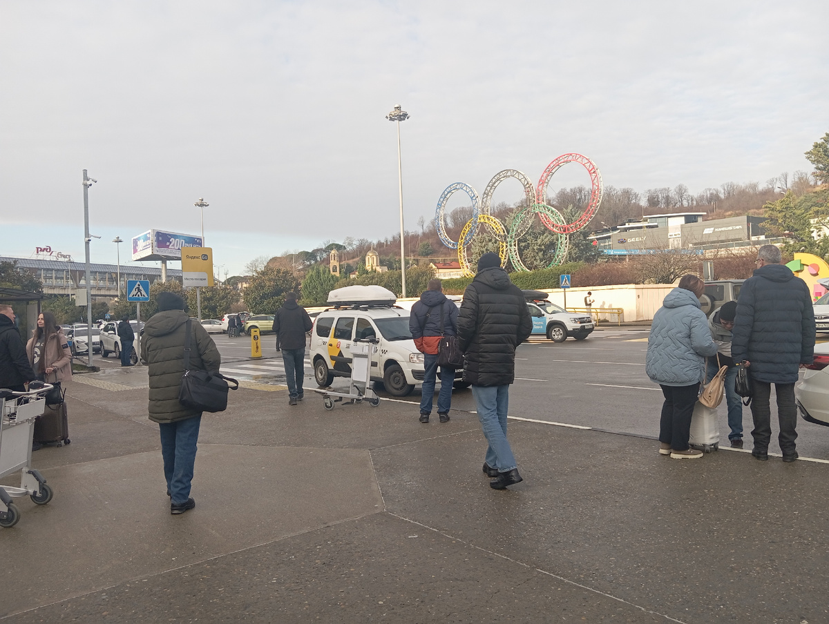 Напротив аэропорта