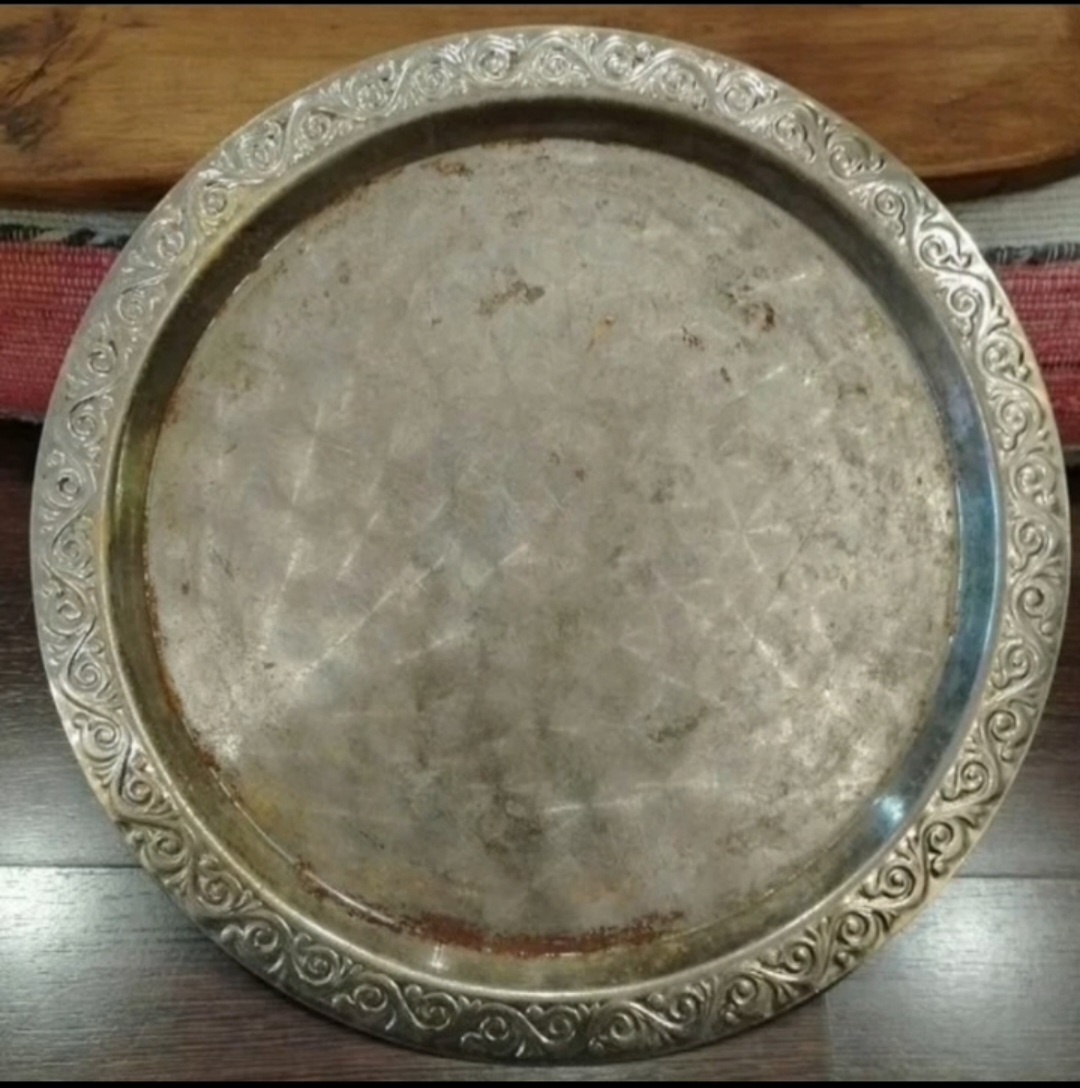 Клеймо глухаря на оборотной стороне и маркировкой Л 68 говорит о том, что поднос латунный производства Кольчугино.