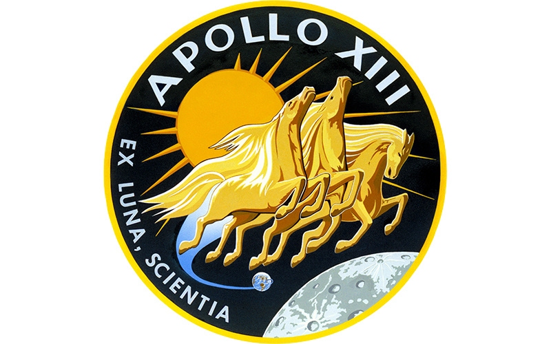 Эмблема миссии «Apollo-13». Вместо имён экипажа начертан девиз: «С Луны – знания». Также имена астронавтов не были указаны в эмблеме миссии «Apollo-11».