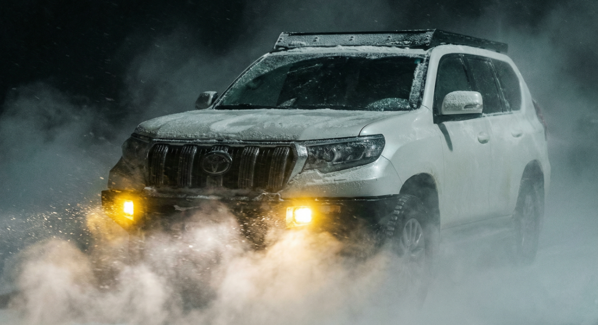 Прадик пробивается сквозь ледяной туман на трассе: нулевая видимость и экстремальные условия вождения