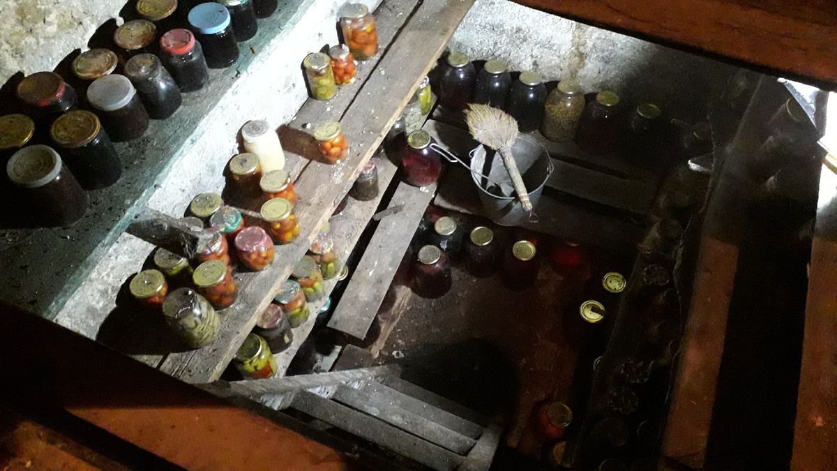 Фото погреба прошлогоднее, уборку делала. Сейчас там, где банки с компотом, лежит картошка, а банки все по полкам расставлены.