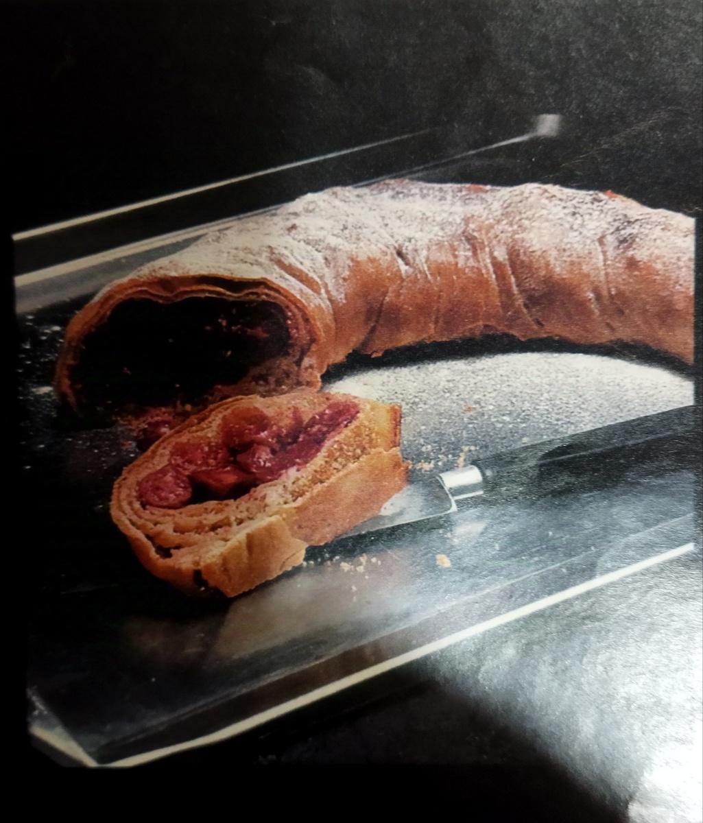 Рулет с вишней.