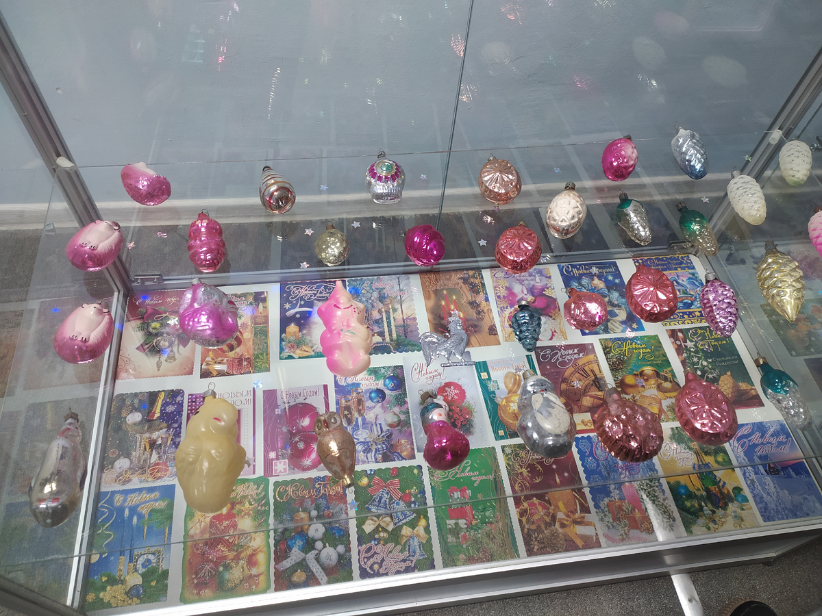 Я из таких стеклянных игрушек делала корону на новый год. Вырезала корону из картона, измельчала игрушки и приклеивала в виде узора на корону ))))