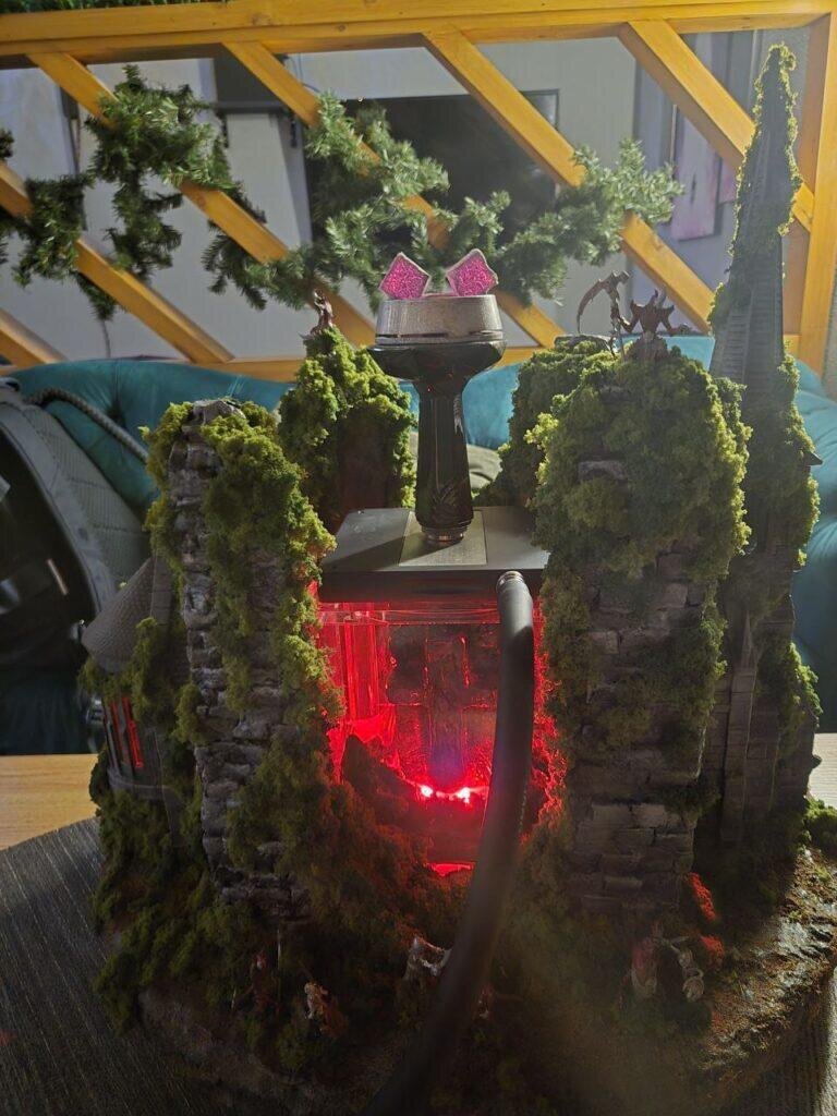 Крупный план кальяна в виде храма с подсветкой и фигурками демонов из Diablo