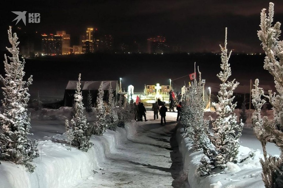    Люди собираются у организованной проруби в Затоне Никита МАНЬКО