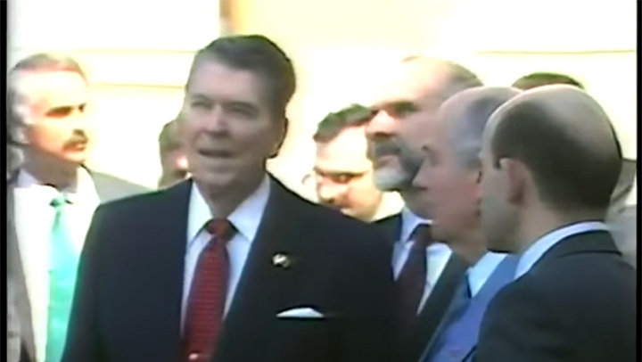    Горбачёв показывает Рейгану Красную площадь во время визита президента США в Москву. Скриншот архивной видохроники