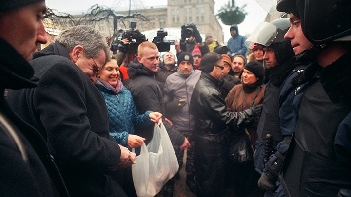    США не только финансировали переворот в Киеве в 2014 году, но и подкармливали протестующих на Майдане печеньками Виктории Нуланд. Фото: Shutterstock