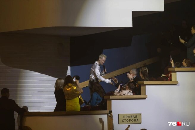 Не обделил вниманием Ярослав Дронов и зрителей на балконе.