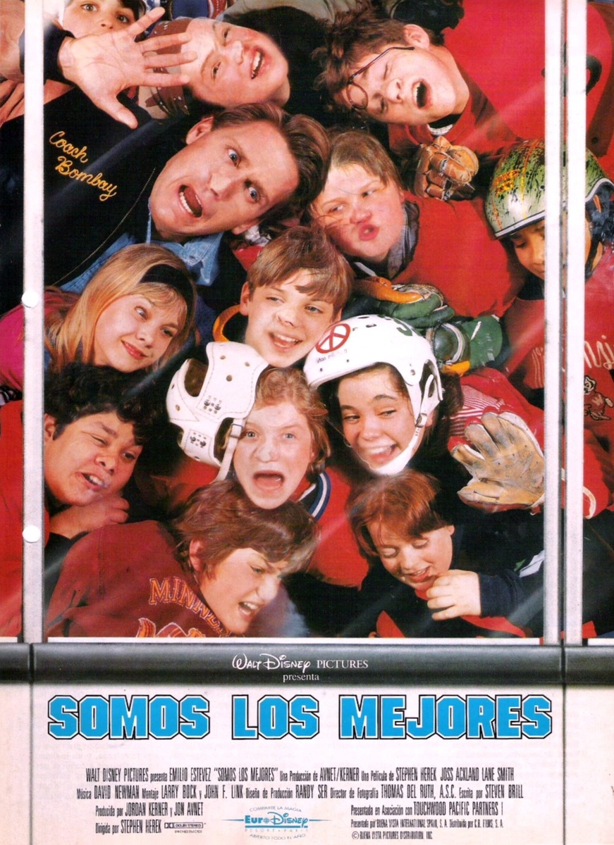 Когда-то в юности адвокат Гордон Бомбей играл в хоккей. Через много лет судьба снова дает ему шанс вернуться в большой спорт. За правонарушение он приговорен городскими властями к общественным работам в качестве тренера детской хоккейной команды, самой худшей в лиге. Подопечные Гордона не умеют кататься на коньках, все время промахиваются мимо ворот и созданы только для того, чтобы проигрывать. Адвокат называет свою команду «Могучие утята» и начинает готовить ее к победе. Приближается долгожданный финал.