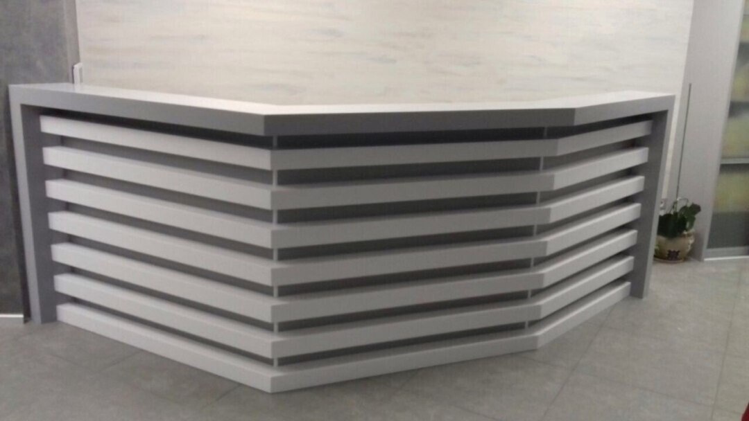 фото с монтажа стойки ресепш