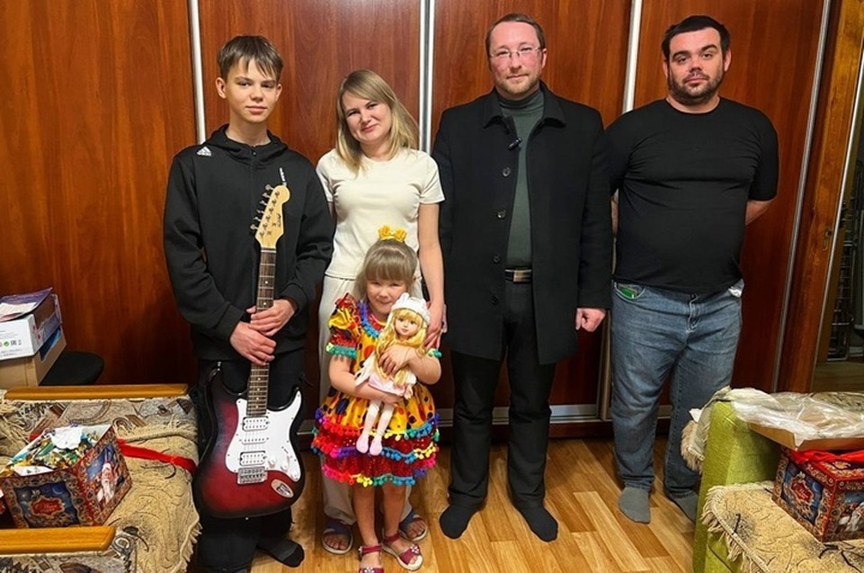    Министр культуры ЛНР исполнил новогодние желания двух детей. Фото: ТГ-канал министра культуры ЛНР Романа Олексина