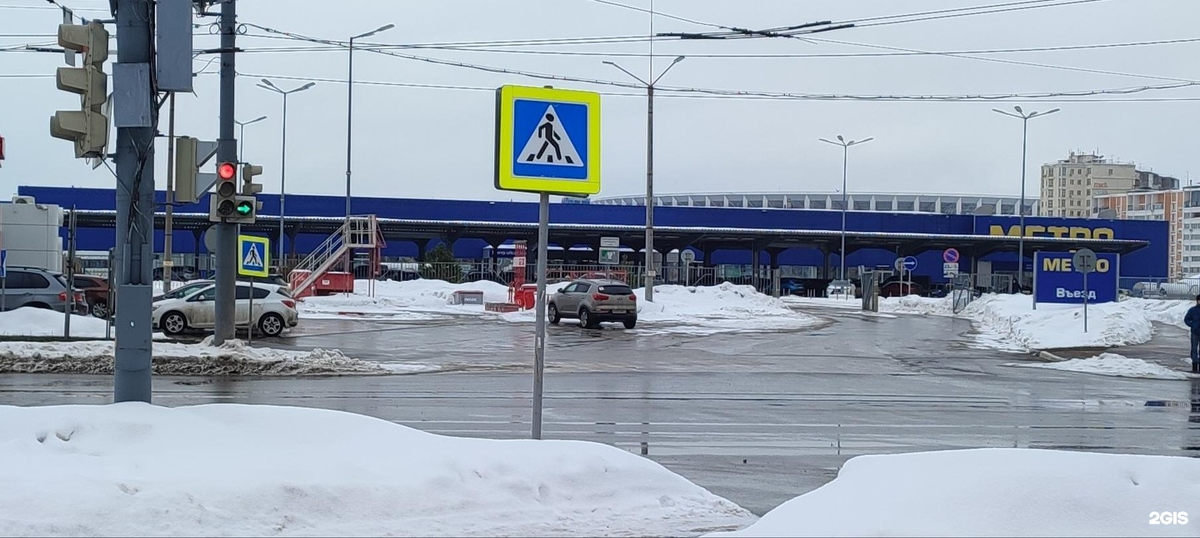 Подъезд к магазину. В Нижнем Новгороде их два. 