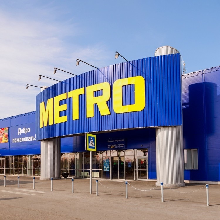 Оформление очень запоминающееся. Эти жёлто-синие вывески нам попадались и в Греции, и в Турции