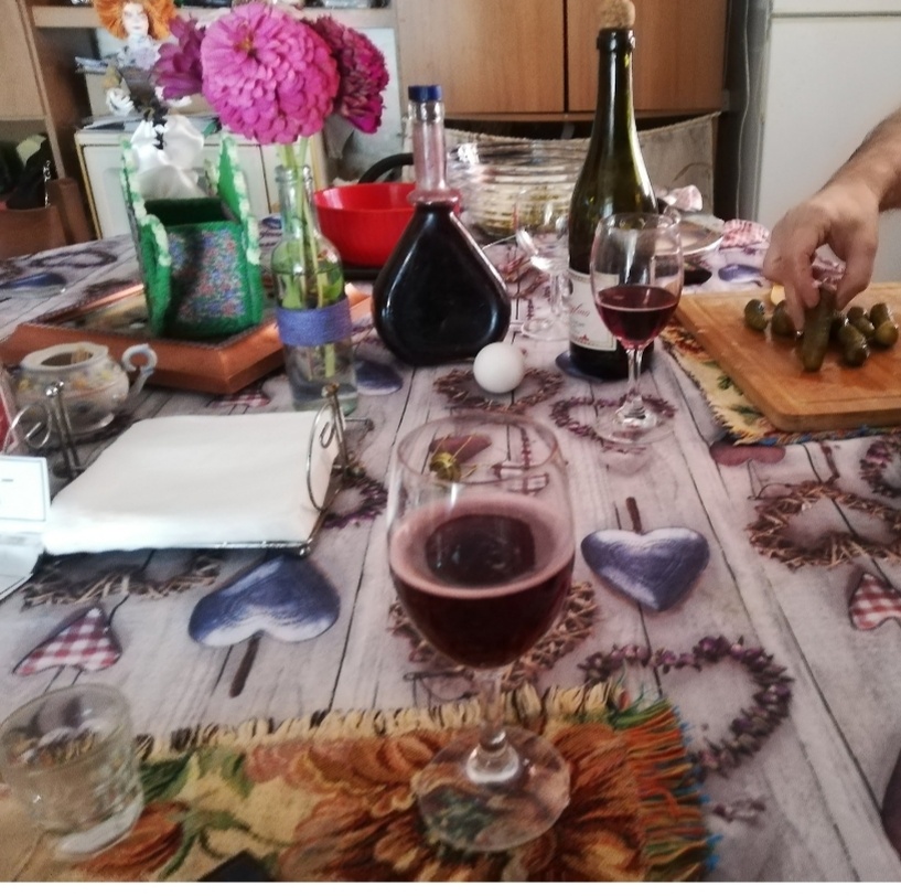 Фото автора. Муж готовит оливье на годовщину свадьбы, а на столе красуются циннии. Октябрь 2023г.