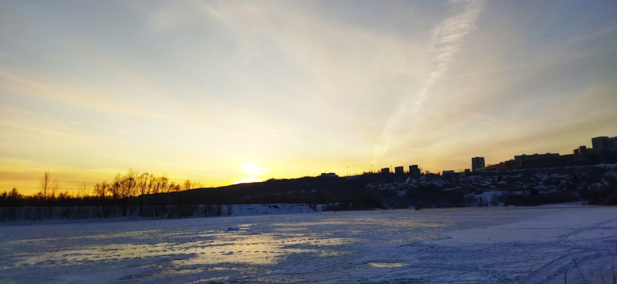 Вечерняя прогулка. Облака или следы химтрейлов? Фото автора