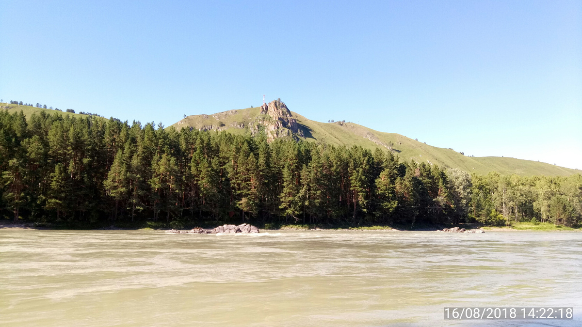 Вид на Чёртов палец с базы.