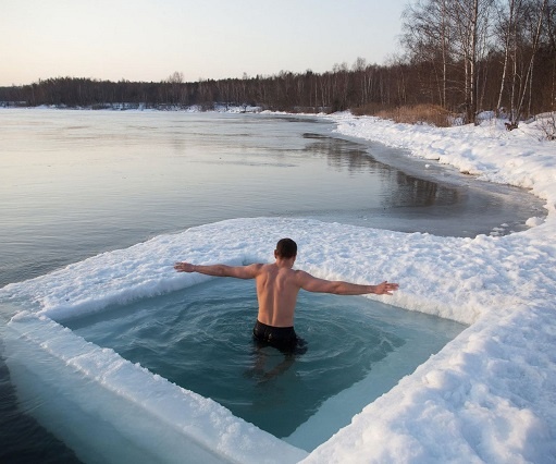 Нужно ли в Крещение окунаться в прорубь: что говорит Церковь
