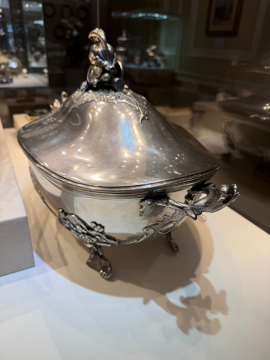 Террин, емкость, в которой подавали Гурьевскую кашу к императорскому столу, из коллекции музея Фаберже, Санкт-Петербург