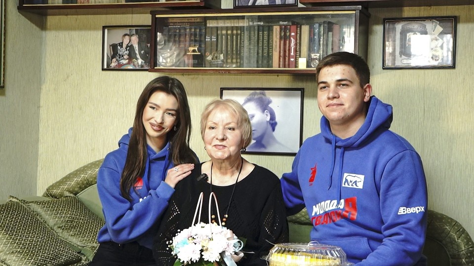    Активисты «Молодой гвардии» в гостях у Лидии Рябовой. Фото: МГЕР