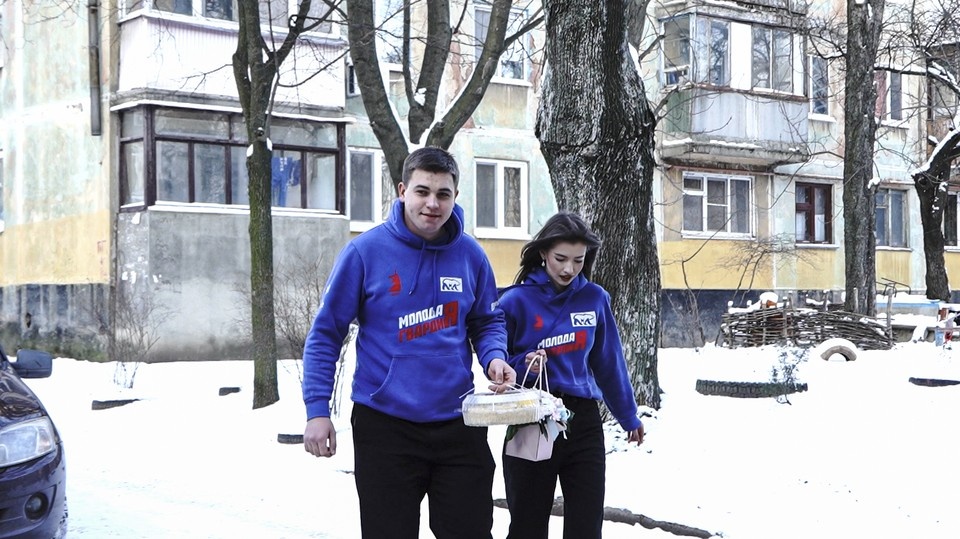    Активисты «Молодой гвардии» в гостях у Лидии Рябовой. Фото: МГЕР