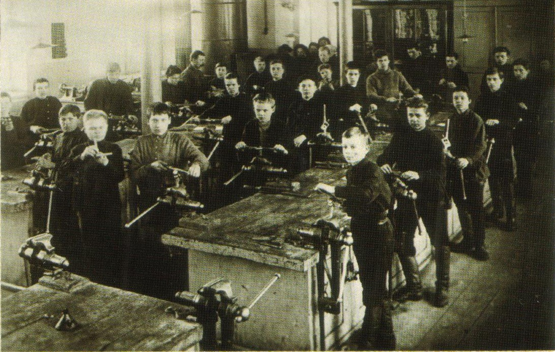 Фабрично-заводские училища помогали готовить квалифицированных рабочих со школьной скамьи