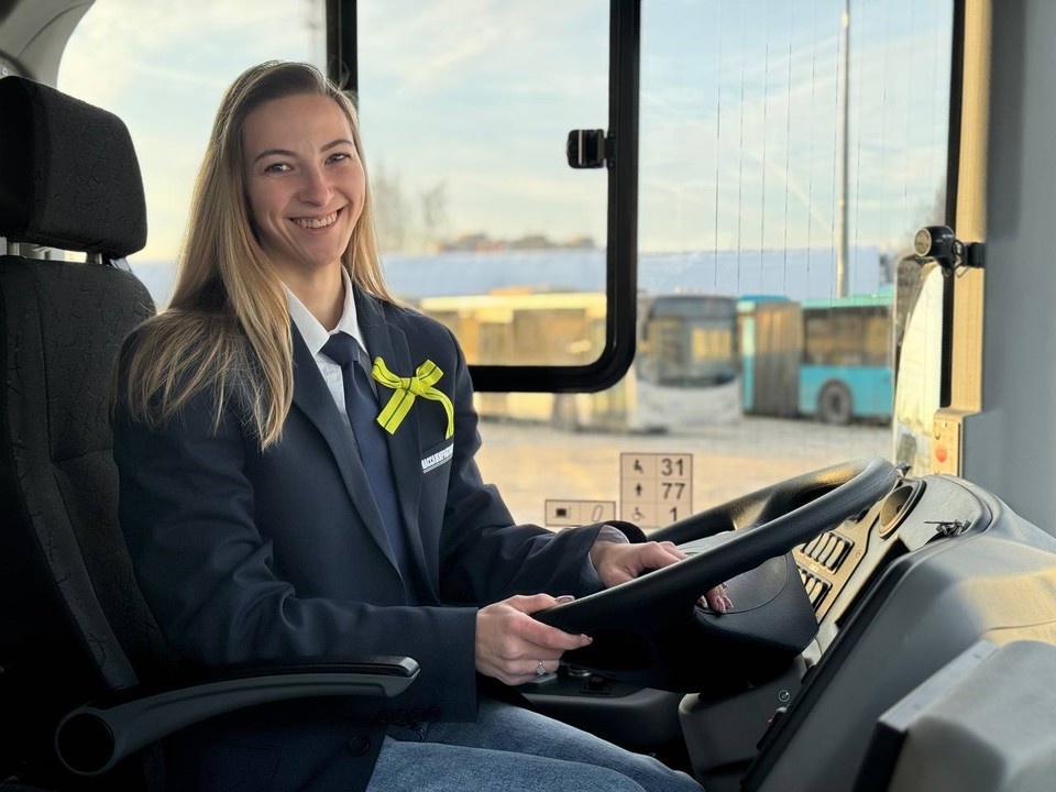    Водители вышли в рейс с «Лентами Ленинградской Победы» - символом подвига защитников нашего города. Фото: Комтранс