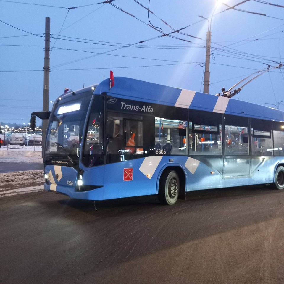    На троллейбусы и трамваи разместили флаги России и Петербурга. Фото: Комтранс