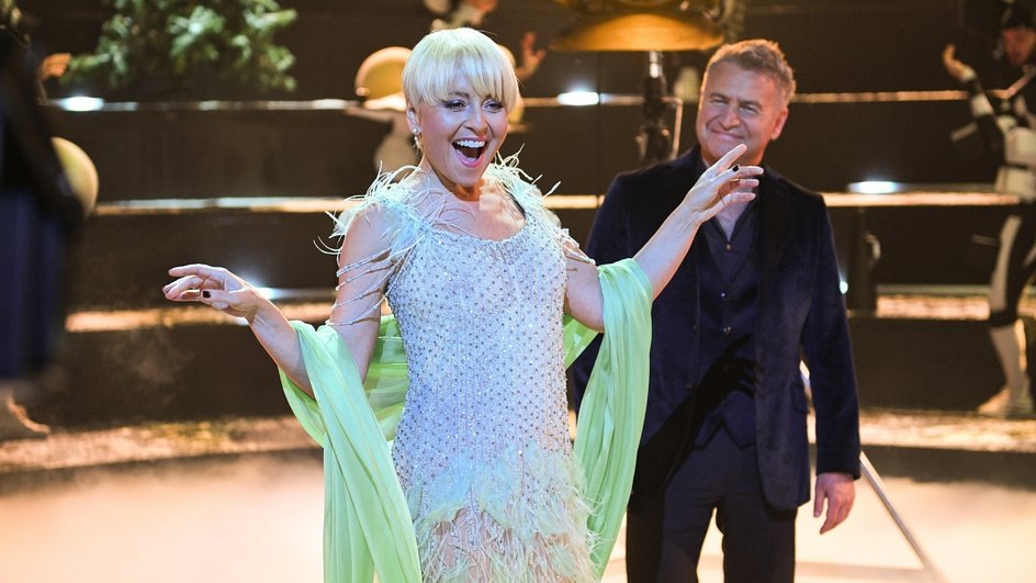 Таким звездам пора на пенсию