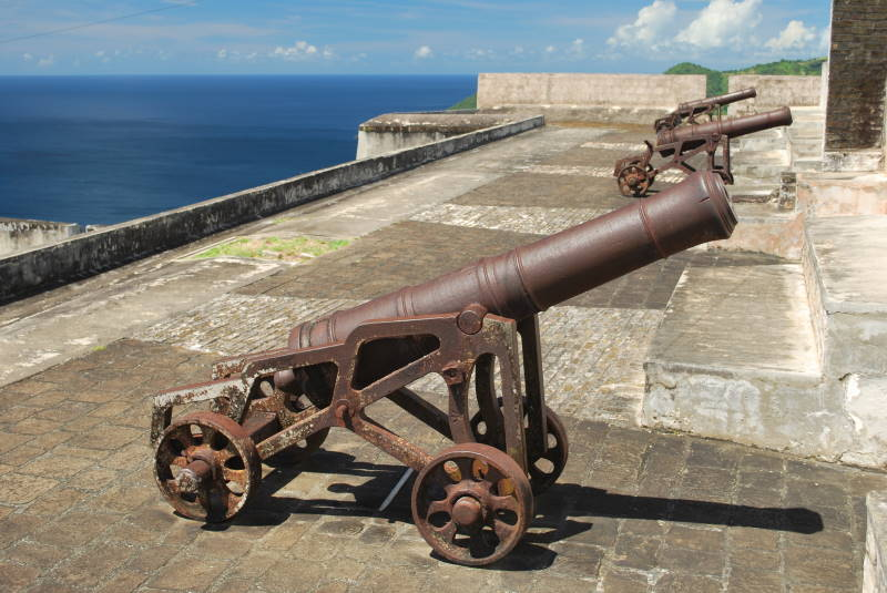 Форт Шарлотт — старинное укрепление с пушками, направленными вглубь острова, а не в море, что является уникальной исторической особенностью