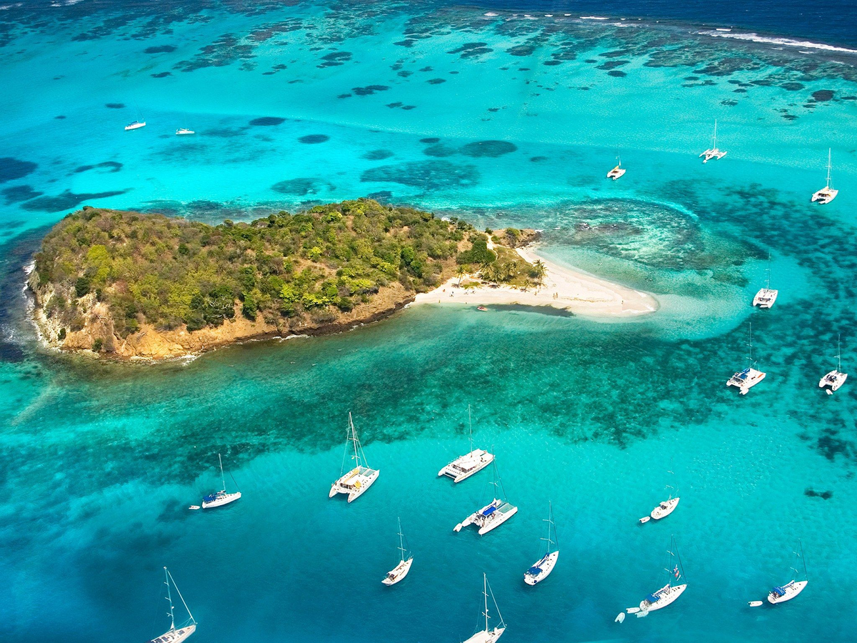 Знаменитые рифы Тобаго-Кейс — место съемки ключевых сцен «Пиратов Карибского моря», где вода невероятного бирюзового оттенка, а морские черепахи плавают прямо у берега