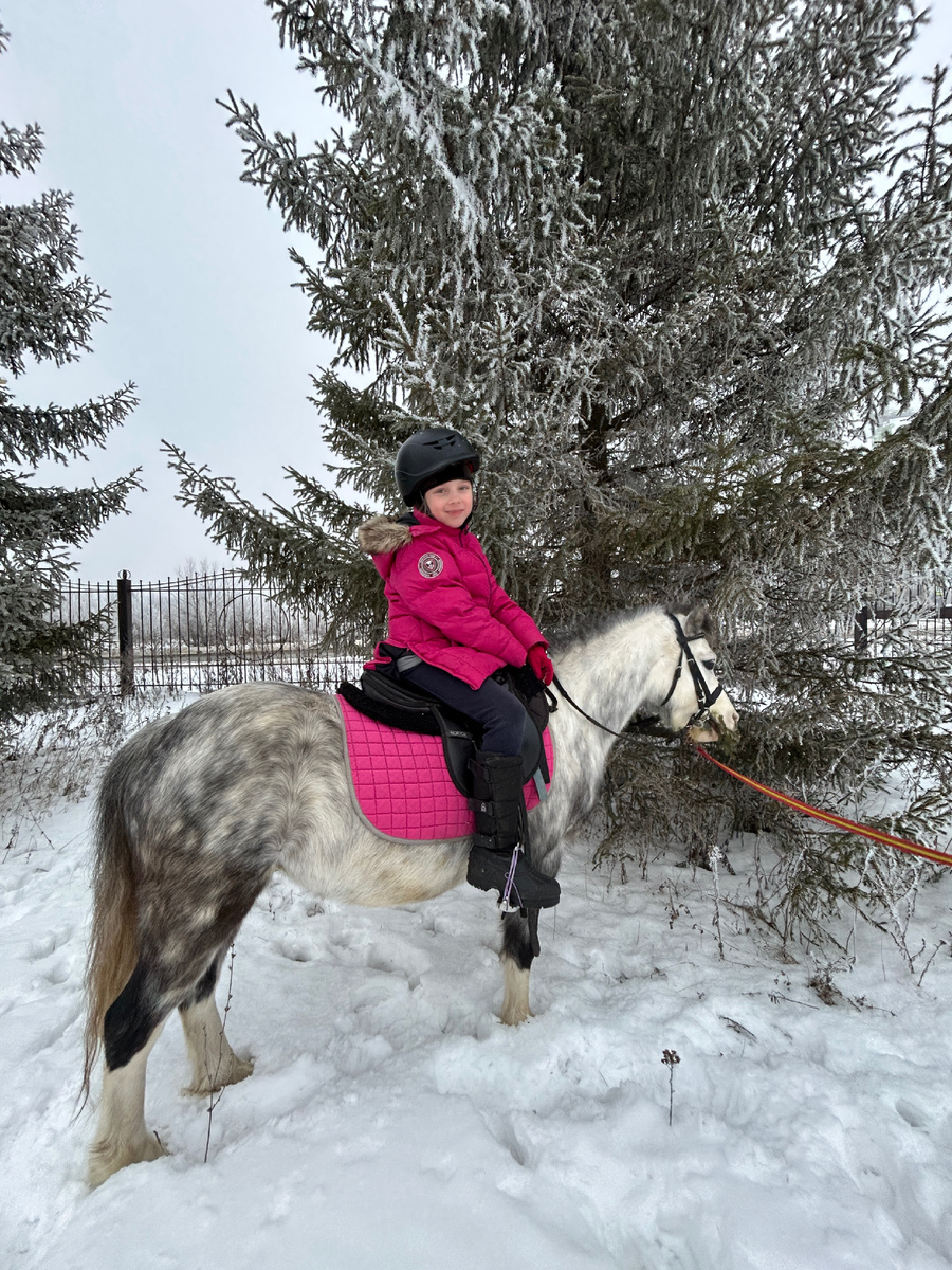 Дочка в своем конном клубе