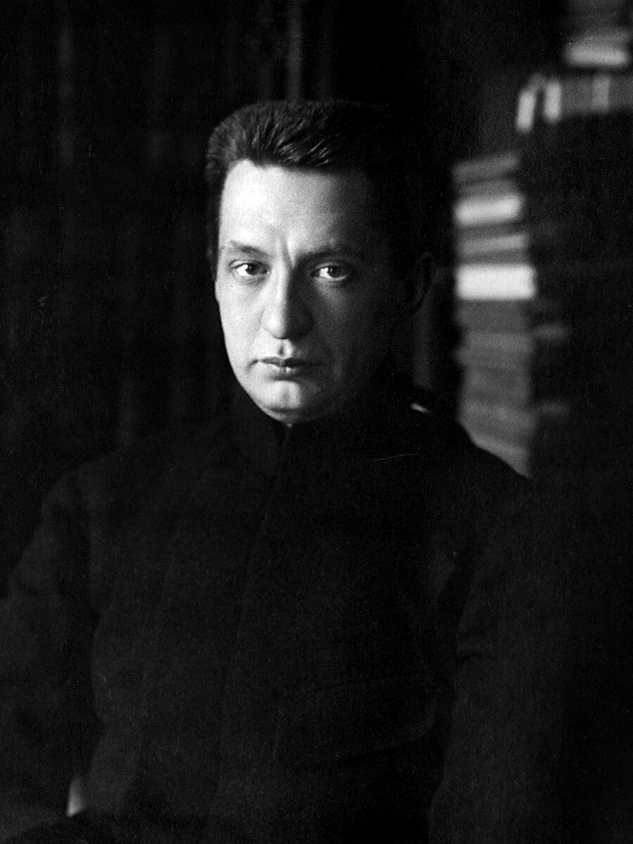 А. Ф. Керенский оказался «халифом на час», а после подавления корниловцев военные (правое офицерство) его терпеть не могли.